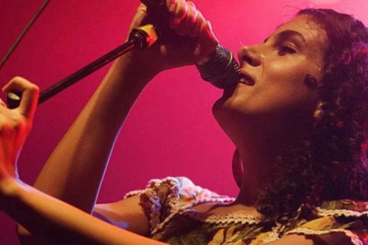 A intérprete e compositora Céu. Como fizera antes, ela grava vinhetas efêmeras e bonitas no álbum Caravana Sereia Bloom (Creative Commons/Ariel Martini)