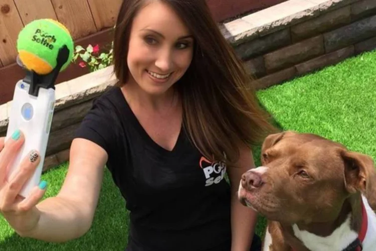 
	O acess&oacute;rio Pooch Selfie, ou &quot;selfie dos vira-latas&quot; em portugu&ecirc;s
 (Reprodução/Instagram)