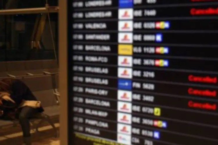 Aeroporto de Barcelona, Espanha: cancelamento de voos levou transtorno aos passageiros. (.)
