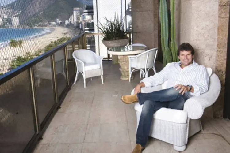 Alexandre Accioly em seu apartamento no Cap Ferrat: o prédio mais caro do Rio (VEJA RIO)