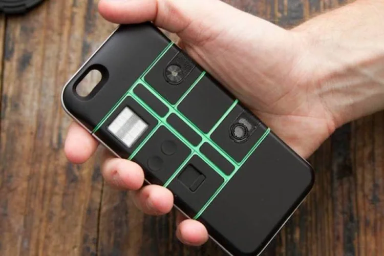 Projeto de capa de celular modular que permite a instalação de módulos como lanterna, leitor de SD e até um bafômetro (Divulgação)
