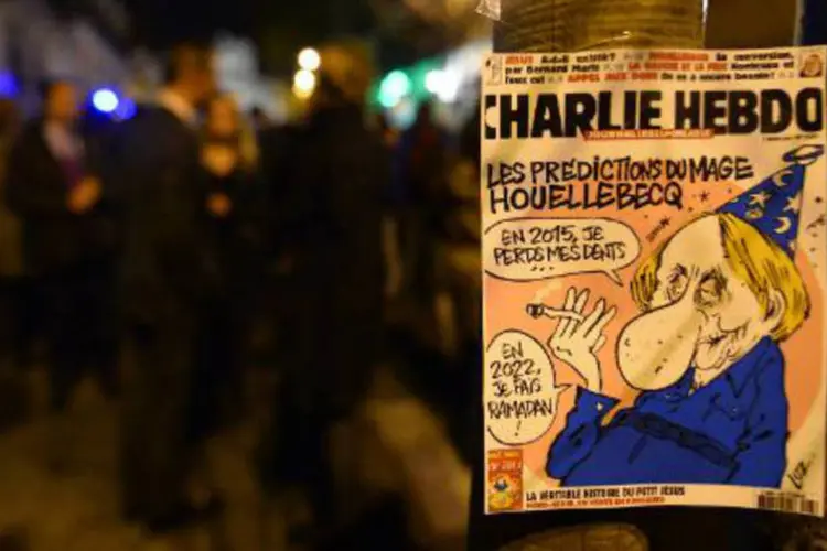 Capa da última edição da revista Charlie Hebdo é vista em frente à embaixada francesa de Madri (Garard Julien/AFP)