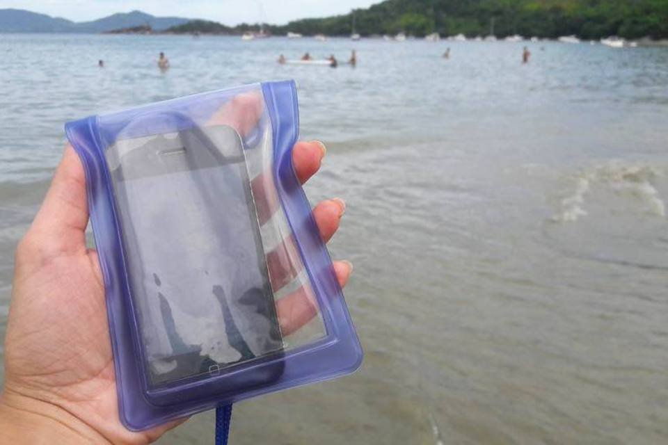 Capa "à prova d'água" para celular é moda no litoral