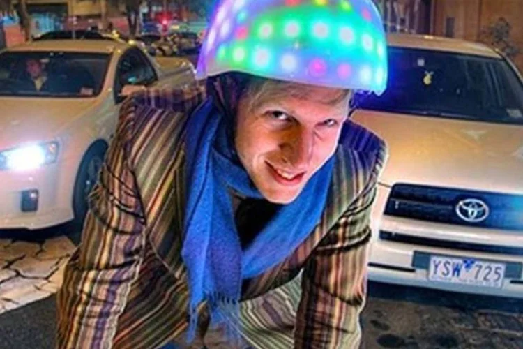 
	O capacete &eacute; parecido com os modelos cl&aacute;ssicos, mas &eacute; iluminado
 (Divulgação)