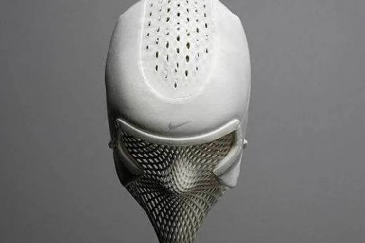 
	Capacete desenvolvido pela Nike: acess&oacute;rio imita a aplica&ccedil;&atilde;o de &aacute;gua fria
 (Divulgação)