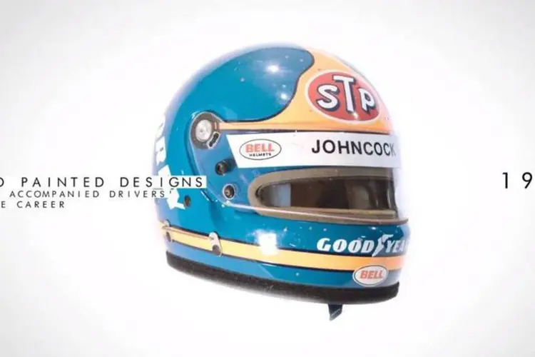 Capacete: em vez de produzir uma ilustração, a produtora juntou capacetes de verdade do acervo da Racing Hall of Fame Collection (Reprodução/Youtube)