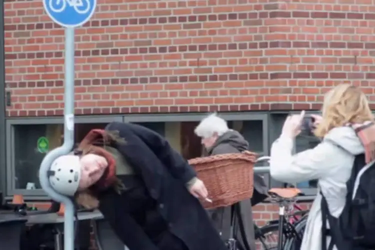 Ação da Nutcase Helmets em mídia exterior em Copenhague (Reprodução)