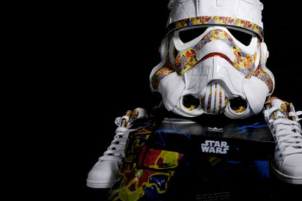 Artista transforma tênis em capacete de Star Wars