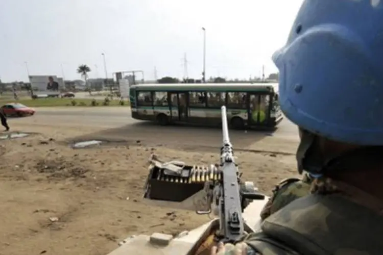 Soldados da ONU patrulham Abidjan: o oeste da Costa do Marfim, região mais instável do país, foi muitas vezes cenário de ataques depois do final da crise político-militar (Sia Kambou/AFP)