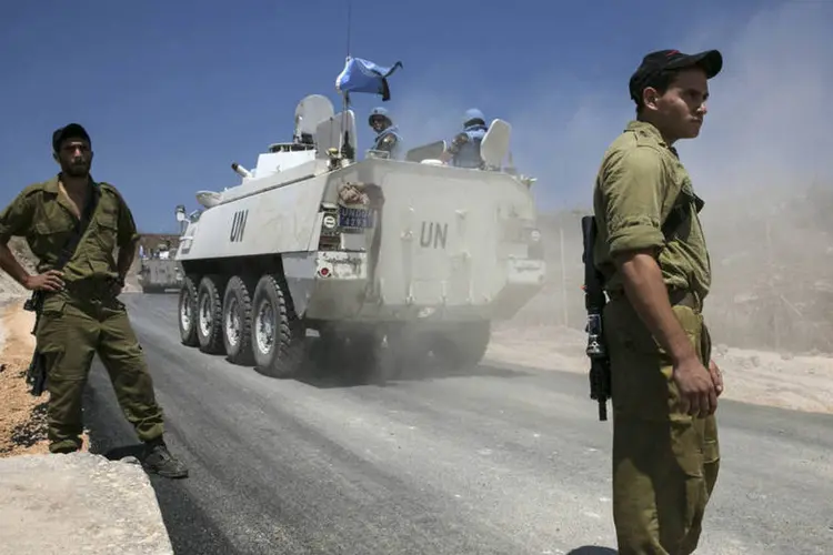 
	Membros da For&ccedil;a de Observa&ccedil;&atilde;o da Seguran&ccedil;a nas Colinas de Gol&atilde;, da ONU, pr&oacute;ximos da fronteira com a S&iacute;ria
 (Baz Ratner/Reuters)