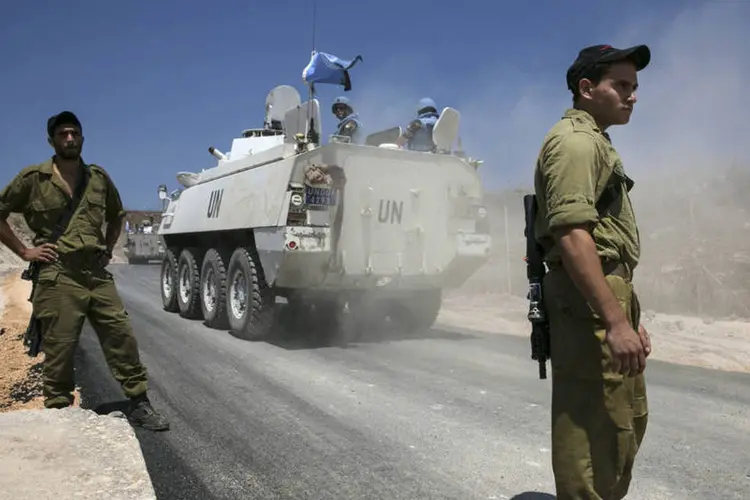 Membros da Força de Observação da Segurança nas Colinas de Golã, da ONU, próximos da fronteira com a Síria (Baz Ratner/Reuters)