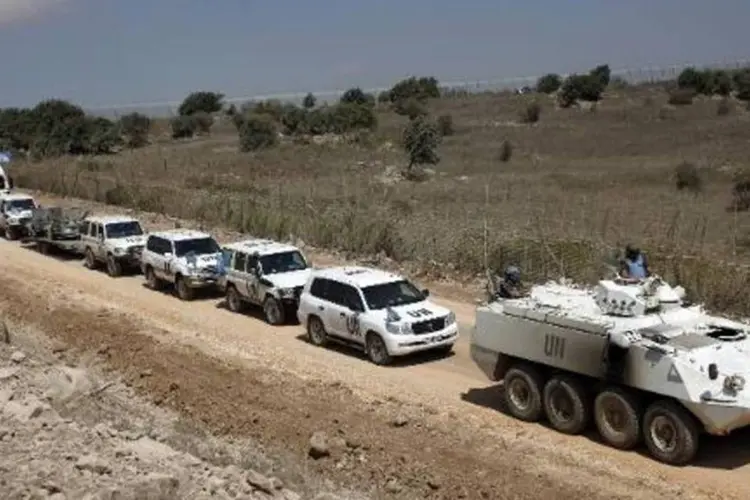 Um comboio com capacetes azuis se desloca da parte síria das Colinas de Golã para o lado israelense em 15 de setembro de 2014 (Jalaa Marey/AFP)