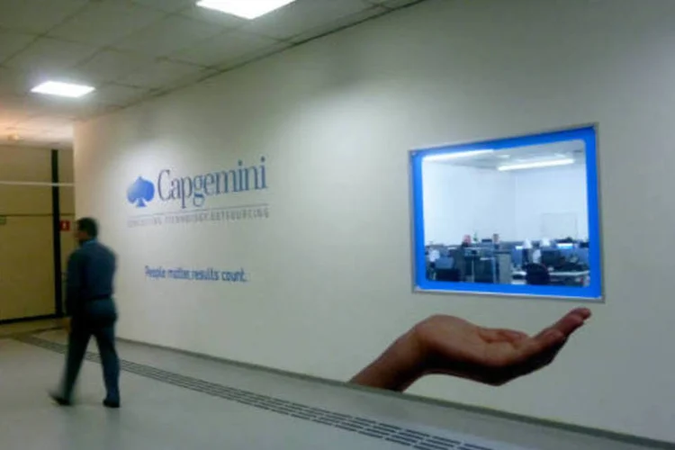 
	Corredor com janela para &aacute;rea de atendimento, no pr&eacute;dio Alpha da Capgemini, em Alphaville
 (Luísa Melo/Exame.com)