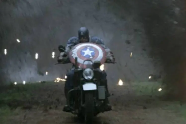 O filme narra a história de Steve Rogers, que é rejeitado pelo exército. Mas o jovem magro e fracote consegue finalmente ser selecionado para se tornar o herói patriota (Divulgação)