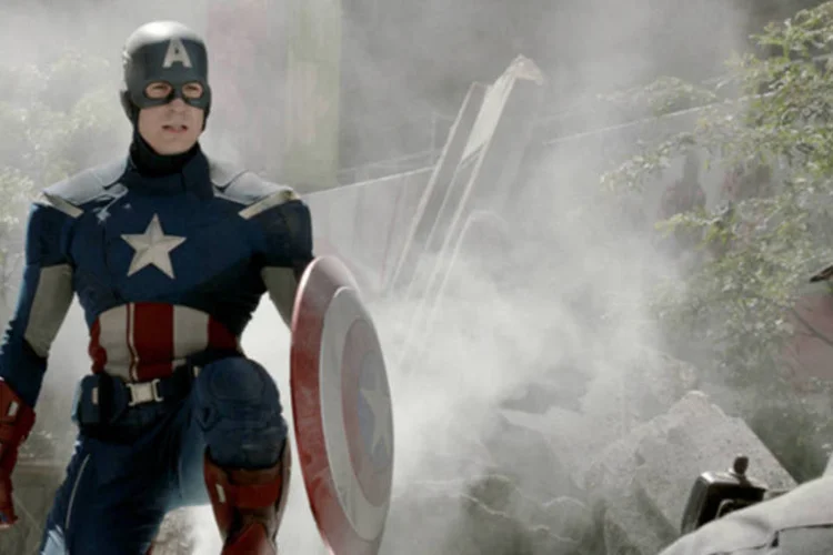 O domínio de "Os Vingadores" nos cinemas americanos acabou ocultando a estreia da última parceria entre Johnny Depp e Tim Burton, "Sombras da Noite" (Divulgação)
