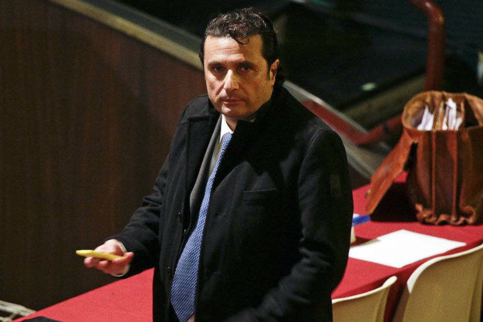 Ex-comandante do Costa Concordia espera sentença em lágrimas