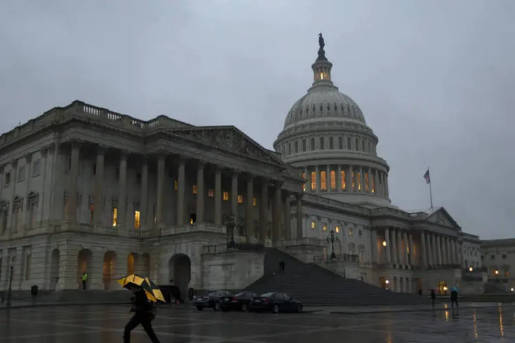 
	Capit&oacute;lio, sede do Congresso dos EUA: os senadores est&atilde;o considerando implementar san&ccedil;&otilde;es adicionais que deixariam o Ir&atilde; em piores condi&ccedil;&otilde;es econ&ocirc;micas caso o pa&iacute;s descumprisse o acordo&nbsp;
 (Reuters / Jason Reed)