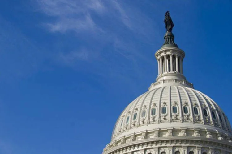 
	Capit&oacute;lio dos EUA: o Congresso americano aprovou na ter&ccedil;a-feira um acordo para evitar o &quot;abismo fiscal&quot;
 (Saul Loeb/AFP)