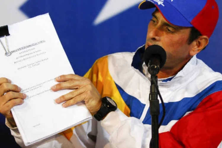 Capriles: com a interrupção de seu pronunciamento, o líder opositor declarou: "Há cadeia obrigatória agora? É o medo de que eu fale". (REUTERS/Carlos Garcia Rawlins)