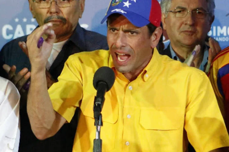 
	O candidato da oposi&ccedil;&atilde;o, Henrique Capriles, pediu que a vit&oacute;ria n&atilde;o fosse anunciada at&eacute; a recontagem de 100% dos votos
 (REUTERS/Marco Bello)