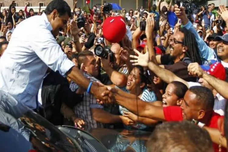 
	Capriles cumprimenta apoiadores: &quot;o povo, unido, jamais ser&aacute; vencido&quot;,&nbsp;&quot;fraude&quot;&nbsp;e&nbsp;&quot;vai cair, este governo vai cair&quot;&nbsp;foram algumas das palavras de ordem gritadas pelos opositores
 (Reuters)