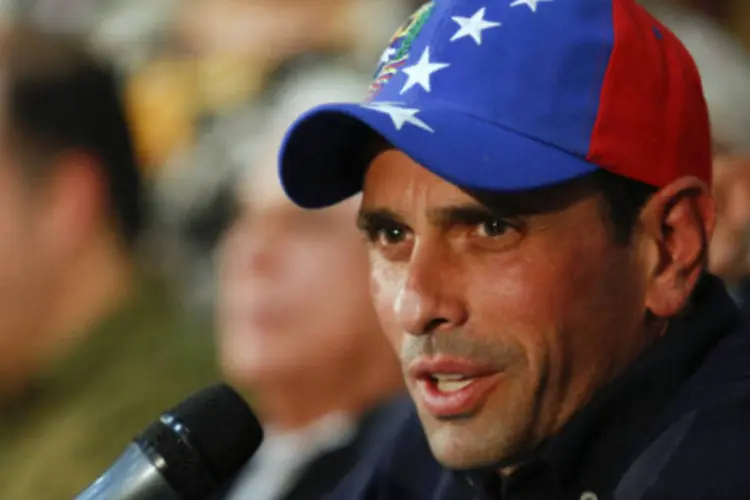 
	Henrique Capriles: segundo a apura&ccedil;&atilde;o oficial, Maduro se imp&ocirc;s sobre Capriles por pouco mais de 200 mil votos
 (Reuters/Carlos Garcia Rawlins)
