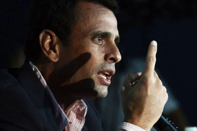 
	O l&iacute;der opositor venezuelano, Henrique Capriles: uma pesquisa divulgada na ter&ccedil;a-feira pela empresa Hinterlaces indica que Maduro tem 53% da prefer&ecirc;ncia eleitoral, contra 35% de Capriles.
 (AFP/ Juan Barreto)