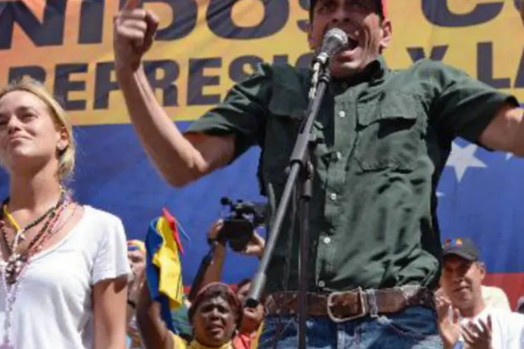 
	Henrique Capriles discursa durante protesto: &quot;O governo fala de paz, mas horas depois volta a ter a mesma atitude de repress&atilde;o. &Eacute; imposs&iacute;vel apagar o fogo com gasolina&quot;
 (AFP)
