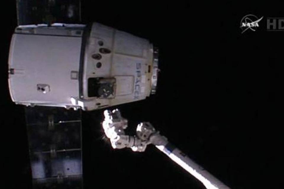 Cápsula Dragon, da SpaceX, aterrissa no Pacífico