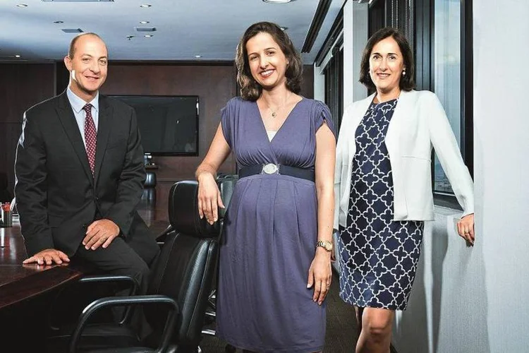 Daniela Cruz, da PwC Brasil, e seus dois chefes: negociação para dar conta e demandas diferentes (Omar Paixão)