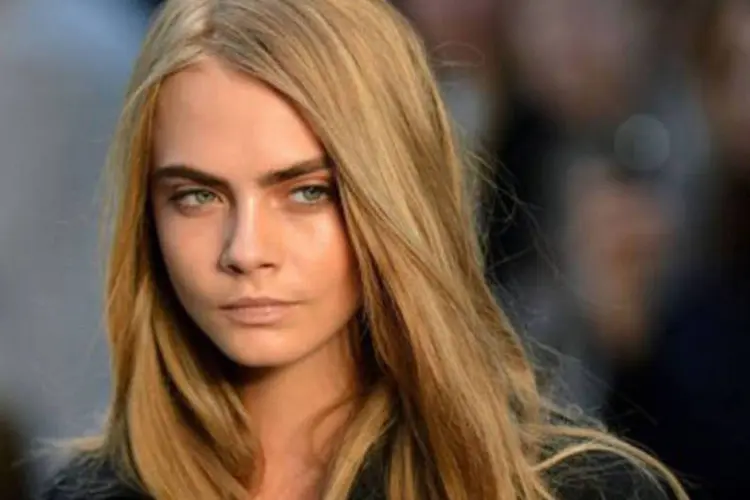 
	Cara desfila para a Burberry Prorsum, em Londres: contratada pela Burberry desde 2010, &eacute; tamb&eacute;m um dos rostos da Chanel e desfila para as marcas mais importantes.
 (©afp.com / Ben Stansall)