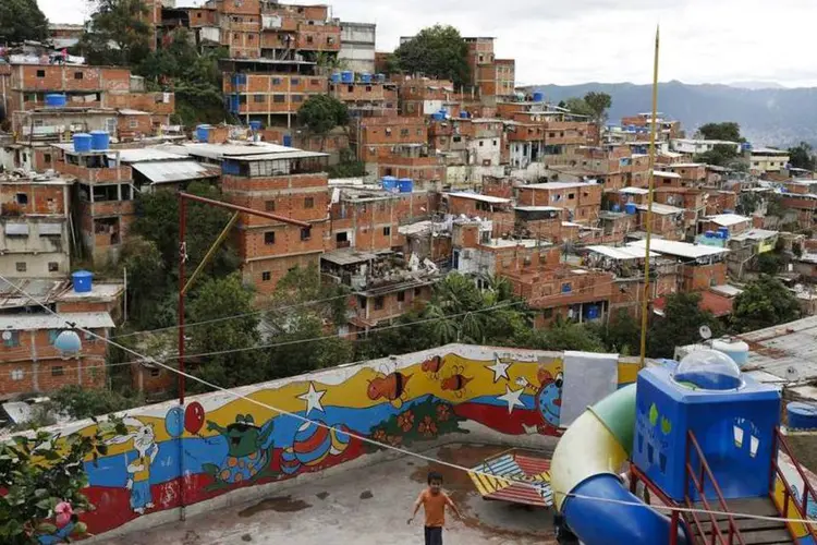 Criança brincando no playground da comunidade Jose Felix Ribas, em Caracas, capital da Venezuela (Carlos Garcia Rawlins/Reuters)