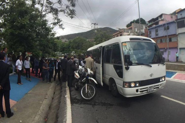 
	&ldquo;Sitiaram o nosso &ocirc;nibus, bateram, tentaram quebr&aacute;-lo&rdquo;, declarou um dos senadores
 (Twitter/ Deputada María Corina Machado)