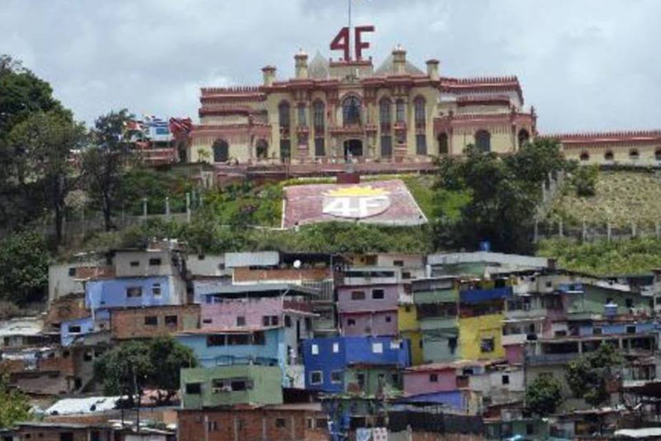 Vista de um bairro de Caracas: cerca de 100 famílias serão realocadas para conjunto habitacional construído pelo governo venezuelano (Juan Barreto/AFP)