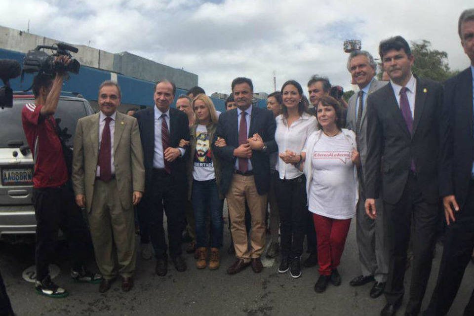 Senadores decidem voltar após serem hostilizados em Caracas