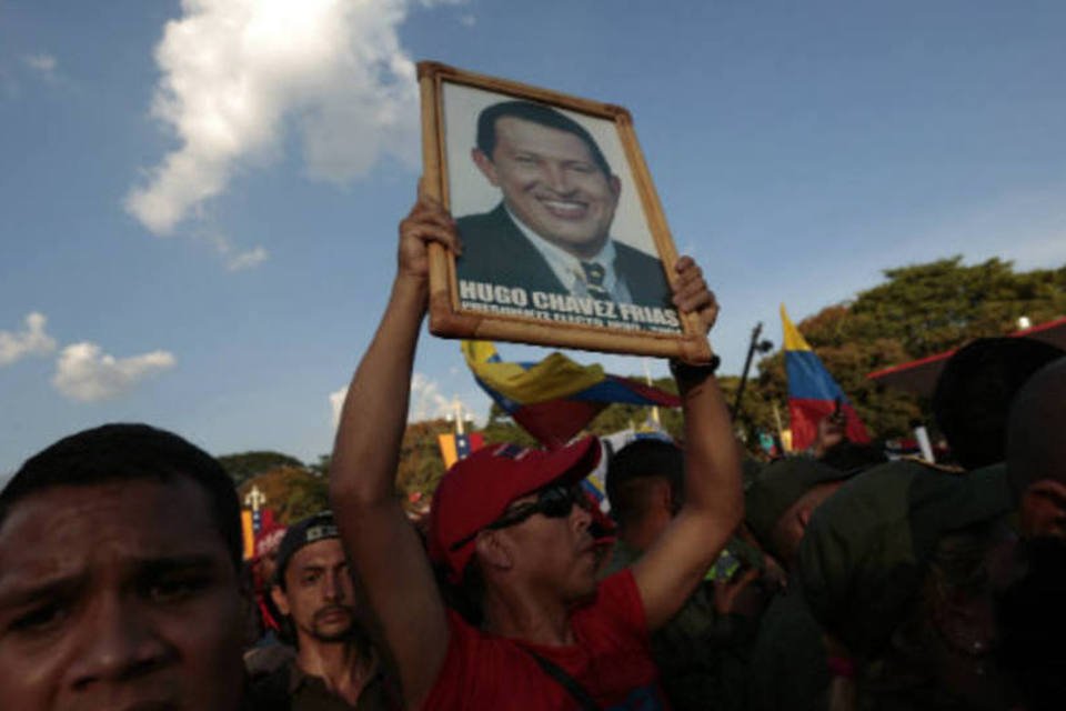 Mensagens no twitter e exposição fazem homenagem a Chávez