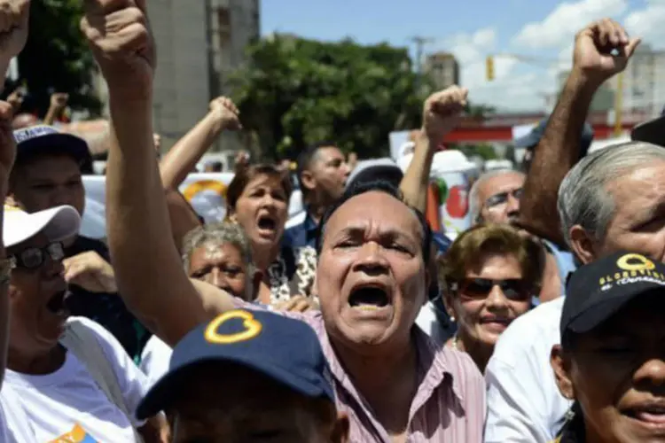 Manifestantes expressam apoio ao canal Globovisión em Caracas (AFP / juan barreto)