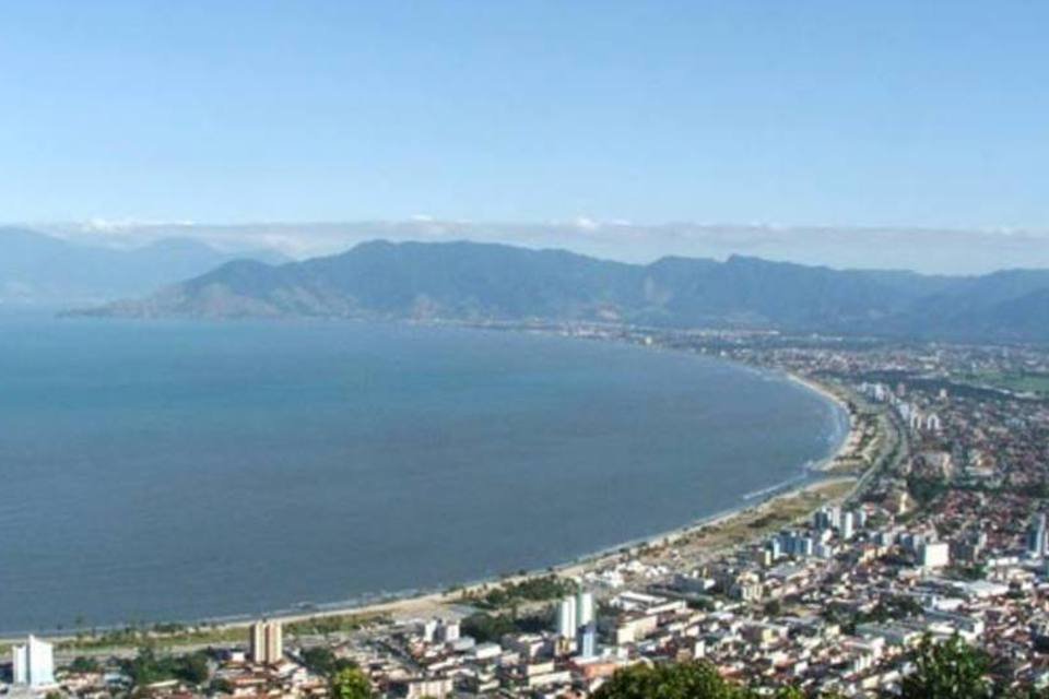 Litoral norte de SP sofre com trânsito e falta de água