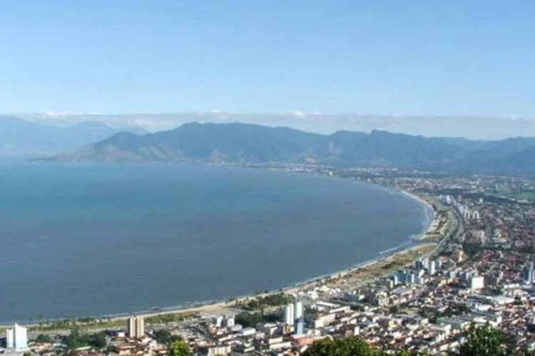 
	Vis&atilde;o a&eacute;rea de Caraguatatuba:&nbsp;de acordo com a Companhia Ambiental do Estado de S&atilde;o Paulo (Cetesb), o vazamento ocorreu em uma linha do Tebar, em S&atilde;o Sebasti&atilde;o, durante opera&ccedil;&atilde;o de abastecimento de um navio no p&iacute;er.
 (Wikimedia Commons)