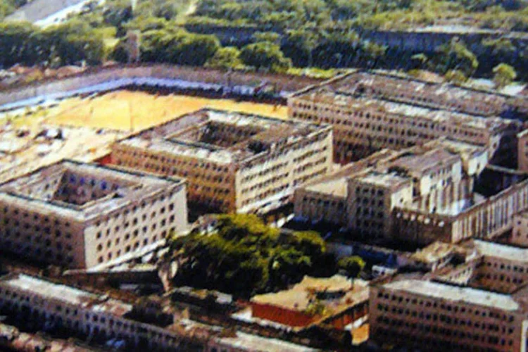 Construído na década de 1920, o presídio do Carandiru foi desativado e parcialmente demolido em 2002, quando o local foi transformado em parque (Wikimedia Commons)