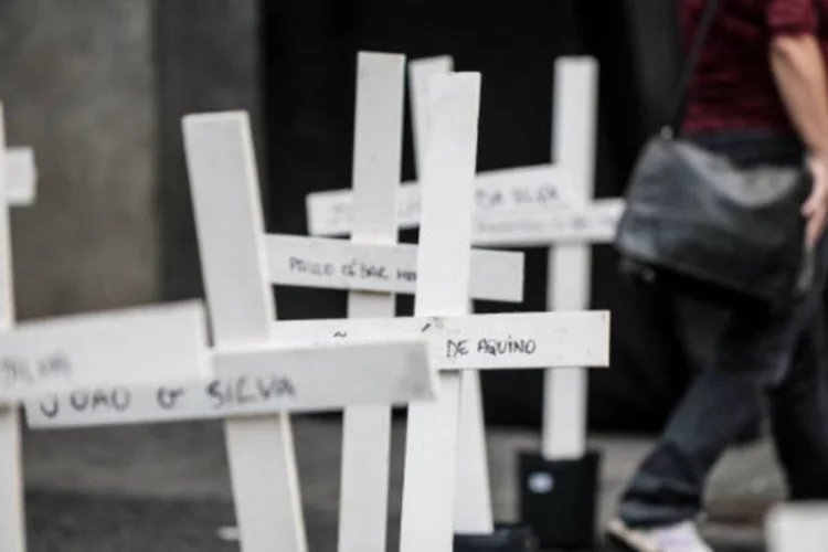 Estudantes de direito da USP instalaram, em frente ao prédio da faculdade, no centro da capital, 111 cruzes para lembrar o número de presos mortos por policiais militares no Carandiru, em 1992 (Marcelo Camargo/ABr)