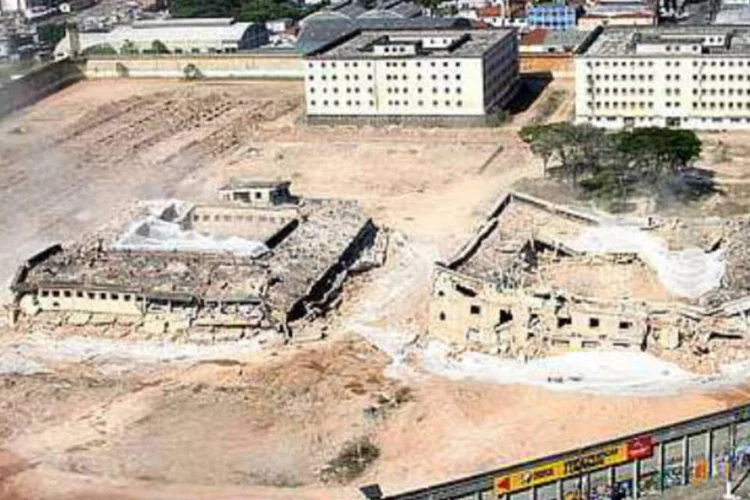 
	Demoli&ccedil;&atilde;o no Complexo do Carandiru: o maior massacre do sistema penitenci&aacute;rio brasileiro ocorreu no dia 2 de outubro de 1992, quando 111 detentos foram mortos e 87 ficaram feridos 
 (Divulgação/Sérgio Andrade/ Prefeitura São Paulo)