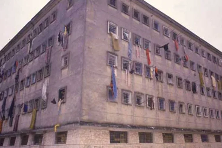 
	Pavilh&atilde;o 9 da Casa de Deten&ccedil;&atilde;o do Carandiru, onde ocorreu o massacre, em foto de 1992: policiais se dizem inocentes e insistem na tese de que houve confronto entre policiais e presos no dia do massacre
 (Antonio Milena / VEJA)