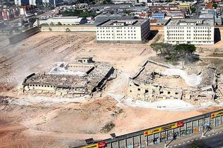 
	Implos&atilde;o do Carandiru: segundo advogada, dos 300 policiais militares denunciados &agrave; &eacute;poca do massacre, somente 79 continuam respondendo a processo
 (Sérgio Andrade/Divulgação/Prefeitura de São Paulo)