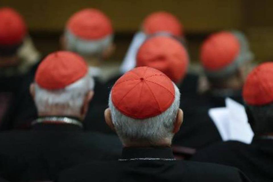 Cardeais ouvem pronunciamento do papa Francisco: Vaticano tem seus primeiros manuscritos publicados na internet (Max Rossi/AFP)