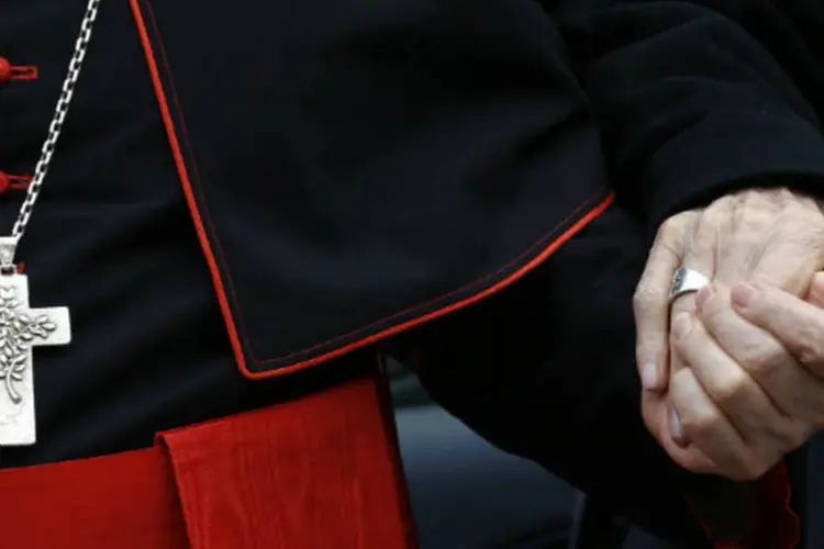 Cardeais chegam para reunião pré-conclave que escolherá novo papa, na Sala do Sínodo, no Vaticano  (REUTERS / Alessandro Bianchi)