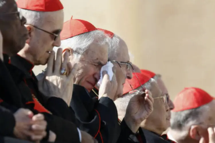 
	Cardeais se despedem do papa Bento XVI: cerca de cem cardeais participam do ato na grandiosa Sala Clementina 
 (REUTERS/ Alessandro Bianchi)