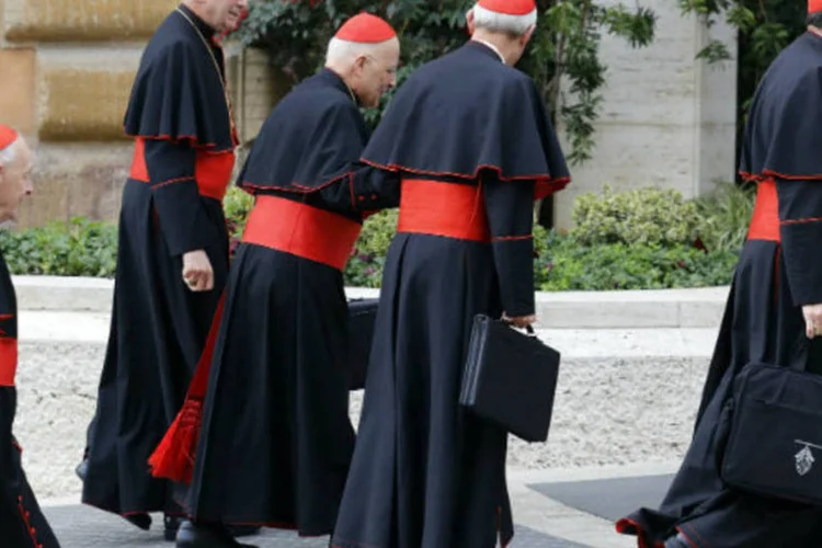 Cardeais chegam ao Vaticano para a quarta reunião pré-conclave que definirá novo papa (REUTERS/ Stefano Rellandini)