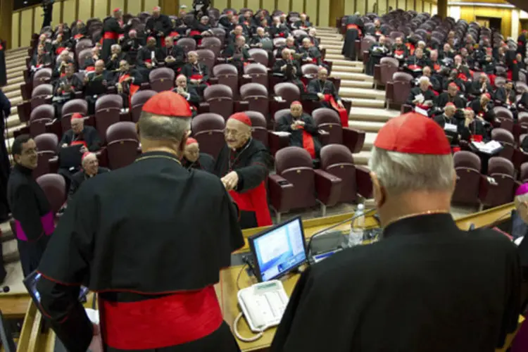 Cardeais participam de uma reunião na Sala do Sínodo, no Vaticano, e buscam definir o perfil ideal do novo papa para liderar a Igreja num momento de crise (Osservatore Romano/Reuters)