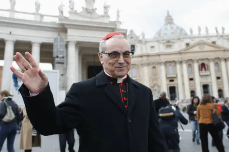 Cardeal espanhol Santos Abril y Castello percorre a Praça de São Pedro, no Vaticano (REUTERS / Tony Gentile)
